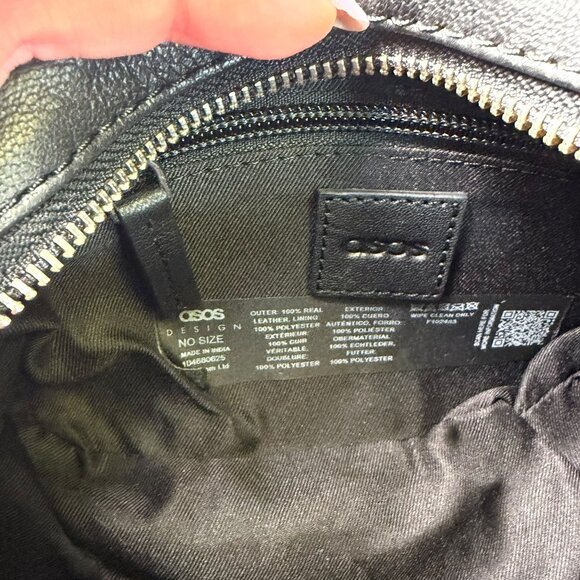 ASOS Design Black Leather Quilted Crossbody Camera Bag - Picture 8 of 8